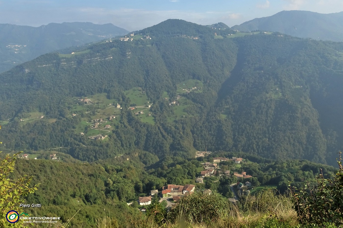 39 Vista sulla sottostante Pregaroldi di Bracca e verso Cornalta di Bracca e Miragolo S. Salvatore di Zogno.JPG